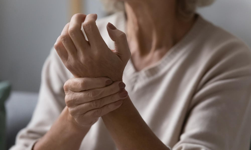 Arthritis behandeln - Rotlichttherapie als Alternative zu Schmerzmitteln